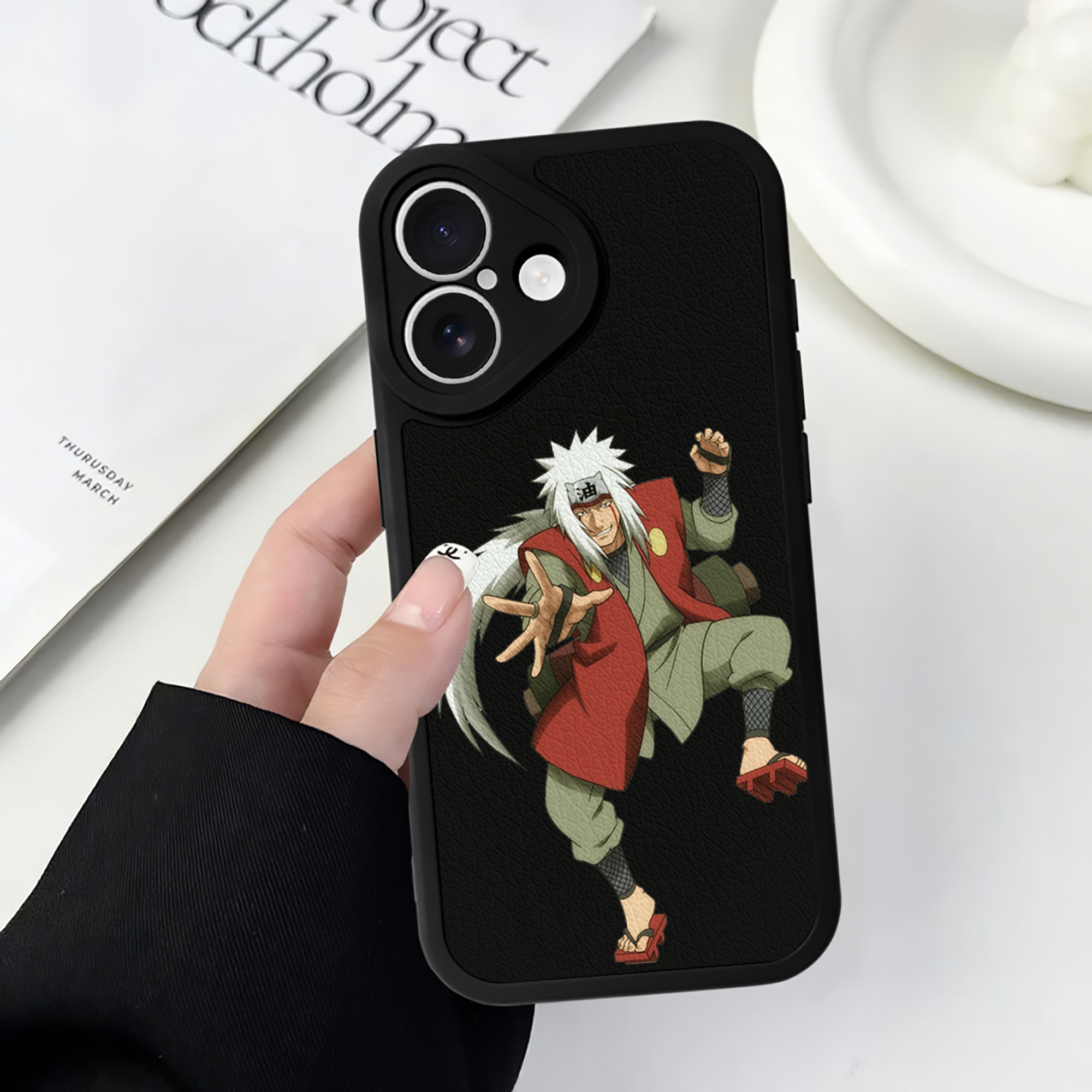 （画像用） NARUTO -ナルト- 自来也（じらいや） Jiraiya 【iPhone 16シリーズ対応】シリコンスマホケース（レザー調） 材質：シリコン